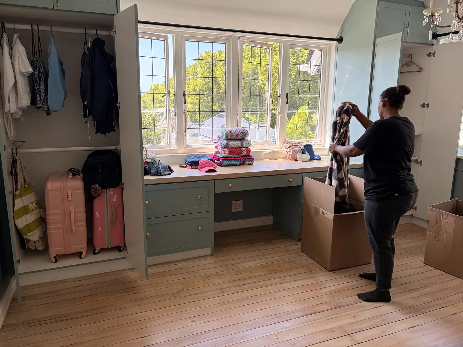 Organizing and packing wardrobe contents